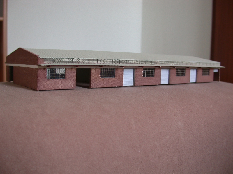 Schuppen an Gleis 13